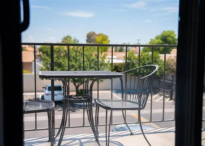 206 Fully Furnished 1br Suite-prime Location *