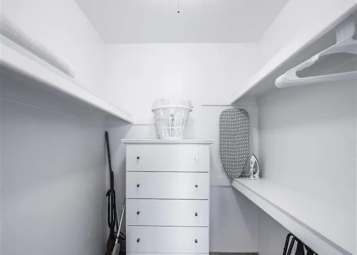 206 Fully Furnished 1br Suite-prime Location Apartment *
